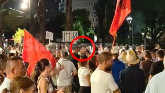 Sherr në tubimin para Kryeministrisë, ish-truproja i Berishës, Sali Lushaj përplaset fizikisht me disa protestues të tjerë (VIDEO)