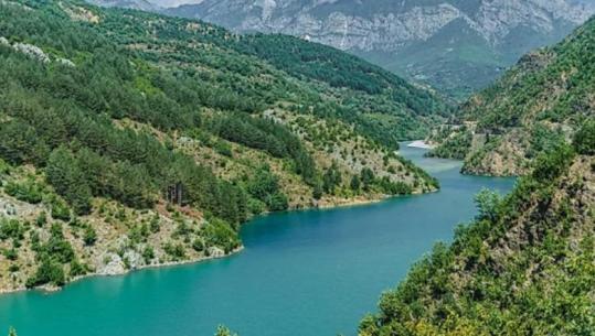 U futën për t’u larë në lumin Drin, rrjedha e ujit merr 5 të afërm! Një vajzë 7-vjeçare dyshohet e mbytur