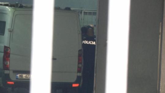 Sot seanca për masën e sigurisë, Ergys Agasi mbërrin me furgonë policie në GJKKO