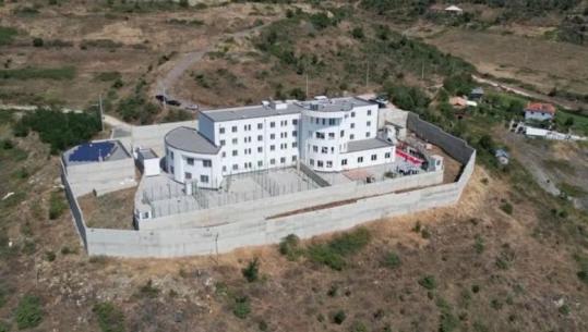 Pogradec/ Tentuan të fusnin në burgun e grave në Pojskë thikë dhe telefon, shoqërohen në polici familja rumune