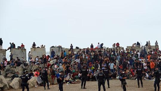 Spanjë/ Kaos në Ceuta, banorët bllokojnë ushqimet për emigrantët