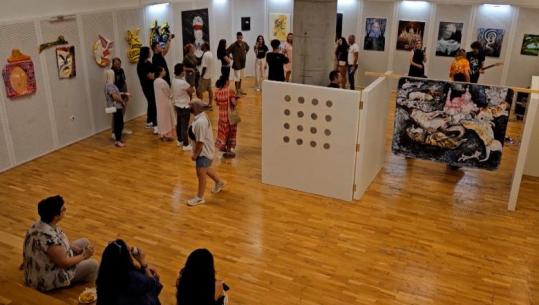 ‘Dola për një shëtitje’- Piktura bashkon 11 artistë në Korçë! Ekspozita, e frymëzuar nga jeta e përditshme e qytetit
