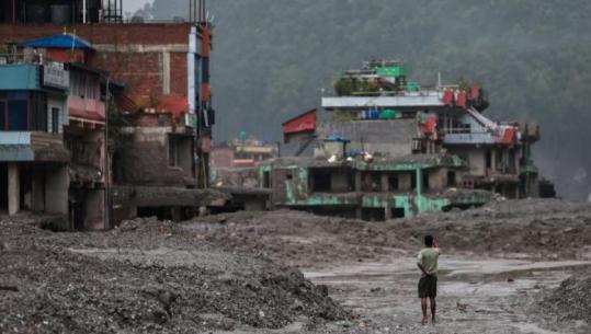 Nepali në ‘gjunjë’, rrezik për një tjetër përmbytje! Mbi 620 viktima dhe 2.400 të zhdukur