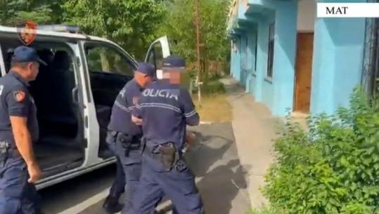 Dhunoi dhe kërcënoi bashkëshorten, arrestohet 67-vjeçari nw Mat! Në banesë iu gjet automatik dhe 55 fishekë