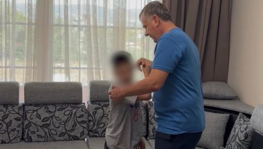 Zbriti në Rinas me 79-vjeçaren që u kujdes për të në Siri, 9-vjeçari i bashkohet familjes në Rrogozhinë