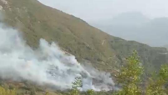Krujë/ Zjarr mes Kroit të Madh dhe fshatit Cudhi, flakët përhapen në sipërfaqe të mëdha! E pamundur ndërhyrja e automjeteve zjarrfikëse