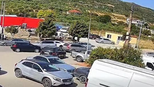 Po varroste kushëririn, hajduti i futet në makinë këngëtarit të muzikës popullore dhe i merr paratë