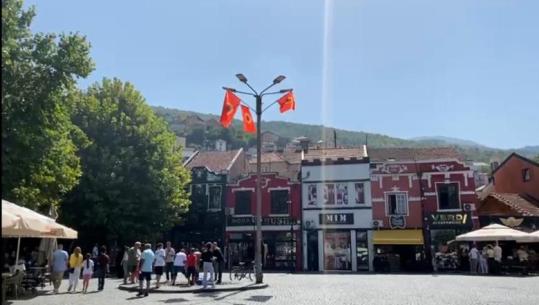 Prizreni në mbështetje të ish-krerëve të UÇK-së, flamuj dhe aktivitete në qytet, nis numërimin mbrapsht për vendimin e 16 shtatorit (VIDEO)