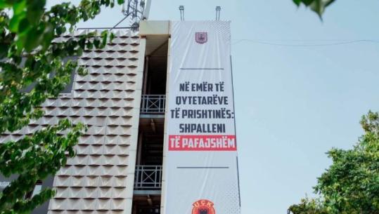 Para shpalljes së vendimit në Hagë, Komuna e Prishtinës shpalos banerin gjigant në mbështetje të ish-krerëve të UÇK-së: Shpallini të pafajshëm!