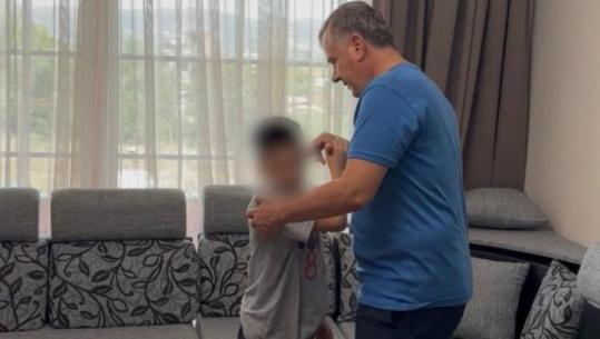 Babanë s’e njohu kurrë, lindi e u rrit mes ferrit të kampeve siriane! Historia e Abdullahut, 9-vjeçarit që u kthye nga Siria pranë familjes