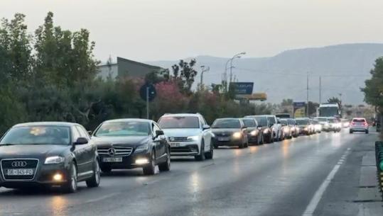 E diela e fundit e gushtit sjell trafik të rënduar në Lezhë! Radhë kilometrike në aksin Balldren-Milot dhe rrugën e Shëngjinit