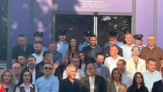 'Kurti të mos bëjë hajgare me qytetarët', PDK dhe AAK bllokojnë hyrjen e Qeverisë: Të vijë në Kuvend e të krijojë institucionet!