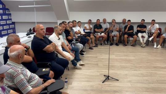 'Ne jemi Vllaznia, s'jemi dele'! Akuzohet se goditi arbitrin, presidenti i Vllaznisë Xhaferi mbledhje me strukturat e klubit