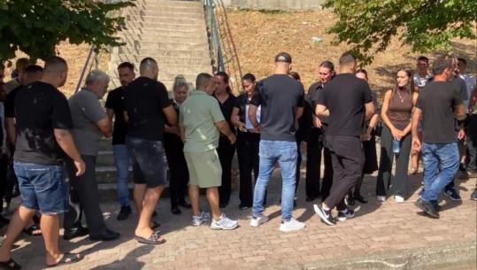 Humbën jetën pasi i zuri korrenti, banorët në Vaun e Dejës protestojnë: Dolën për të pirë kafe dhe u kthyen të vdekur, ambulanca u vonua