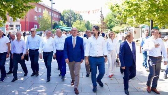 Krerët e komunave protestojnë para Qeverisë së Kosovës, kërkojnë më shumë fonde! LVV: Nuk e kanë hallin e qytetarit, por agjendën e pazarit!