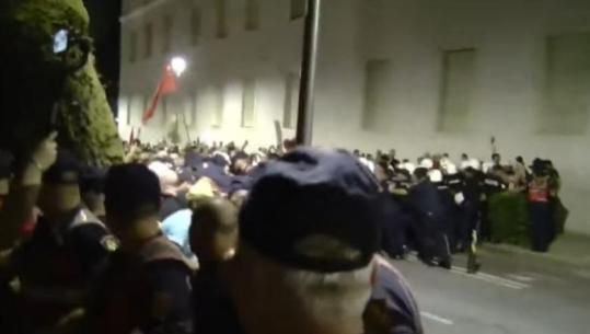 Tiranë/ Protestuesit rrethojnë hyrjen kryesore të Kryeministrisë, përplasen me efektivët e Policisë! Dritan Goxhaj 'i frymëzon' me megafon (VIDEO)