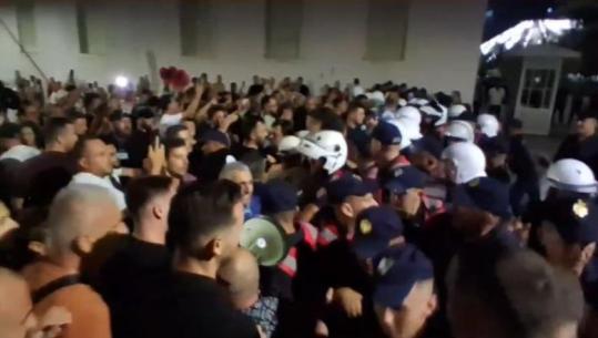 Tiranë/ Protestuesit rrethojnë hyrjen kryesore të Kryeministrisë, përplasen me efektivët e Policisë! Dritan Goxhaj 'i frymëzon' me megafon! Shoqërohen disa persona (VIDEO)