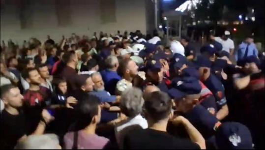 Bllokuan hyrje-daljet e kryeministrisë, 23 protestues të arrestuar dalin sot para gjykatës (LISTA)