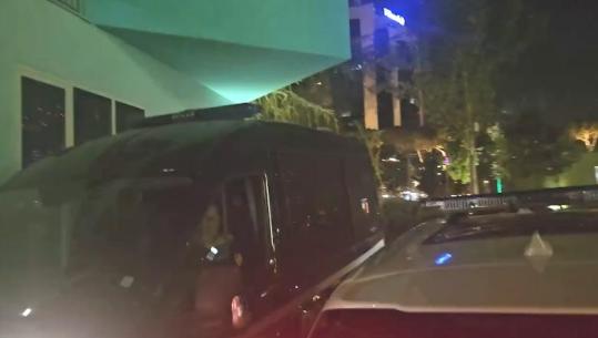 Përplasja e protestuesve me Policinë, raportohet për një të lënduar! Shoqërohen në komisariat aktivistja Arvina Lleshi dhe 3 persona të tjerë!