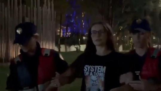 Përplasjet te Kryeministria, momenti i shoqërimit të aktivistes Arvina Lleshi: Po qëndroja në një shkurre, më morën edhe celularin!