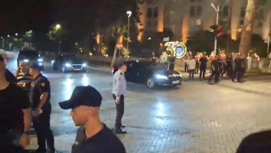 Protestuesit rrethuan godinën e Kryeministrisë dhe u përplasën me policët, momenti kur kryeministri Rama largohet nga zyra