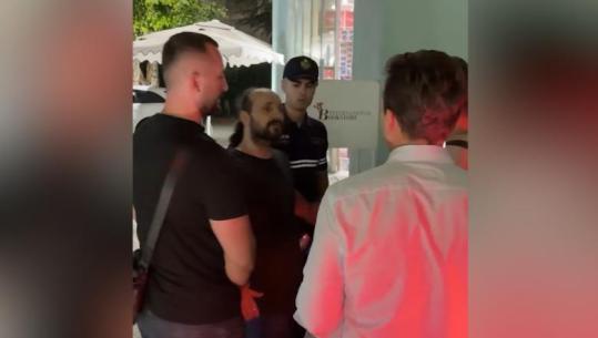Përplasja e protestuesve me Policinë, raportohet për një të lënduar! Shoqërohen në komisariat rreth 11 persona, mes tyre edhe Dritan Goxhaj (VIDEO)