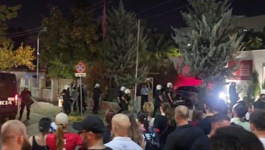 Protestuesit te Komisariati nr.3, kërkojnë lirimin e të shoqëruarve! Përplasje edhe me efektivët, Policia ‘gardh’ para godinës