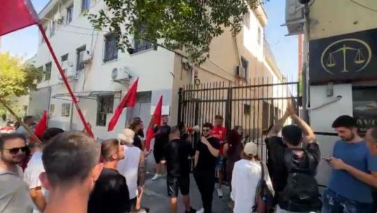 Arrestimi i 14 protestuesve, qytetarët mblidhen sërish para Komisariatit nr.3! Kërkojnë lirimin e tyre (VIDEO)