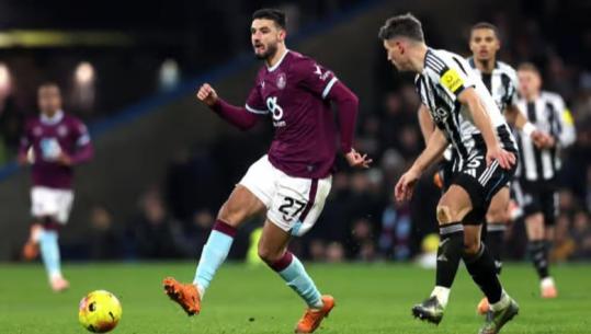 Burnley shet sulmuesin në momentet e fundit të merkatos, 'gradon' Armando Brojën për sezonin e ri