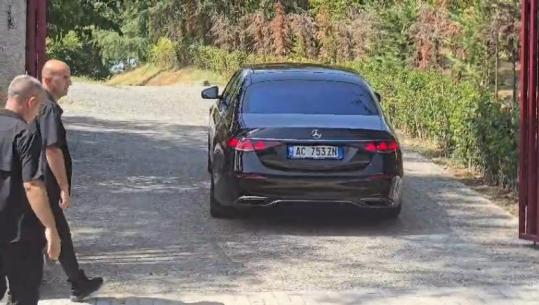Mbledhja me ministrat dhe drejtuesit politikë të qarqeve, Rama mbërrin te Vila e Kuqe