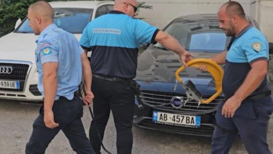 Policia Bashkiake aksion në Durrës, liron parkimet e zëna forcërisht në rrugë dhe lagje të ndryshme të qytetit