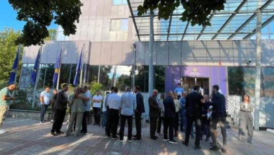 'Kurti po e mban Kosovën në bllokadë', PDK dhe Aleanca protestë para Qeverisë: Të thirret seanca konstituive e Kuvendit