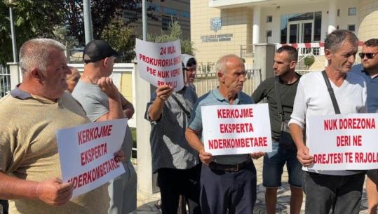 Resorti i Ulajt në Rrjoll, banorët protestë përpara prokurorisë Shkodër: Nga 12 shtatori do të bllokojmë punimet në kantier