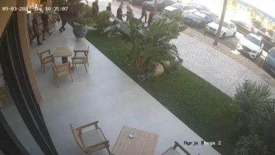 Të armatosur brenda ‘Regina Palm’, dalin pamjet kur grupi që shoqëronte Luan Muçën dalin nga hoteli i Bedinajt