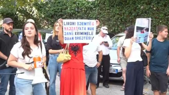 Pas pak masa e sigurisë për 14 të arrestuarit, protestë para gjykatës Tiranë: Nuk jeni vetëm!
