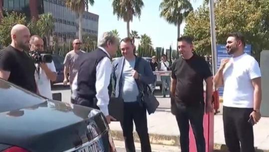 'A do ndalojmë në Hong Kong?', Klevis Balliu habit me pyetjen në avion, Belo Këlliçi i nxjerr namin pasi Berisha e dubloi me të duke e marrë me vete në SHBA pas ndërhyrjes së Fahriut
