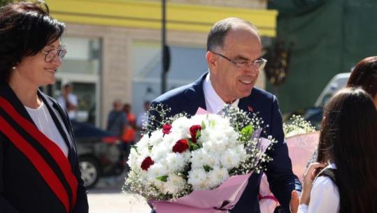 Presidenti Begaj vizitë në Përmet, vlerëson modelin e zhvillimit të qytetit: S’është vetëm vendi i mikpritjes e bujarisë, por edhe vendi i besimit fetar e objekteve të kultit