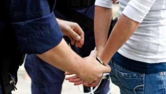 Kërkoi 1.500 euro për një vend pune, arrestohet shoferi i zyrtarit të lartë në Maqedonisë së Veriut