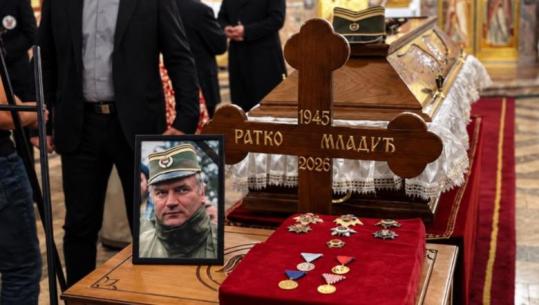 Mijëra serbë në varrimin e Ratko Mlladiçit në Beograd, radhë për homazhe! Ja ku do të varroset krimineli i luftës