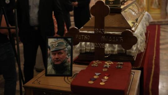 Masakra e Srebrenicës/ 'Kasapi i Ballkanit' do të varroset pranë vajzës që vrau veten nga turpi! Serbia shpërfill BE-në, mijëra serbë në radhë për homazhe (FOTO)