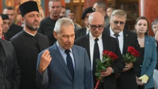 Rusia i bën homazhe Ratko Mlladiçit, Ambasadori rus në Beograd përkulet para arkivolit të arkitektit të masakrës së Srebrenicës (VIDEO)