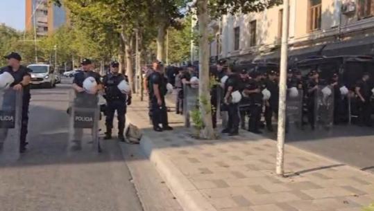 Sesioni i ri parlamentar/ Qytetarët paralajmërojnë protestë, policia kordon sigurie rreth Kuvendit