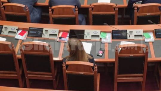Largimi nga grupi i PS, deputetja Marjana Koçeku ulet në rreshtin e të pavarurve në Kuvend (VIDEO)