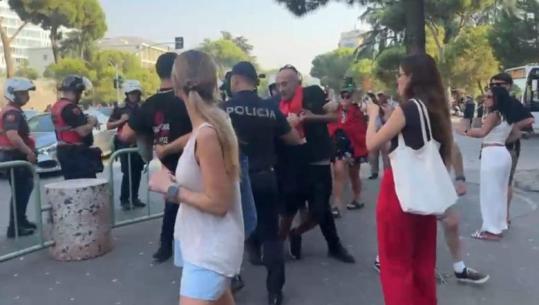 Protesta para parlamentit, 2 të shoqëruar