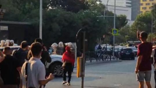 ‘Polici e krimit’, protestuesit qëllojnë efektivët me vezë e domate