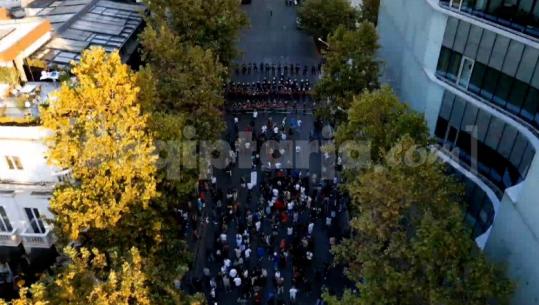 Pamjet me dron/ Protestë para Kuvendit gjatë seancës së parë parlamentare të sesionit të ri, policia kordon sigurie