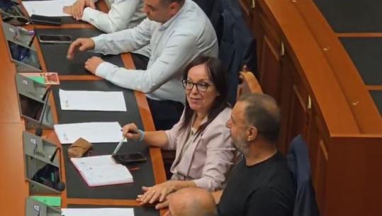 Kuvendi votoi dekretin e Begajt për emërimin e saj si ministre e Shëndetësisë, Klodiana Spahiu nuk i fsheh dot emocionet! I shtrëngon dorën Shalsit