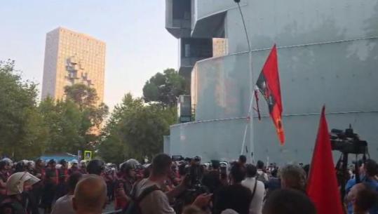 Shqiponjat ‘gardh’ te Kuvendi, protestuesit sulmojnë me vezë efektivët e Policisë