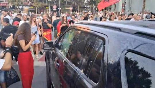 Protestuesit bllokojnë makinën e deputetes socialiste Ilva Gjuzi, e sulmojnë me vezë e domate! Shoqërohet Shpend Gashi, tensione mes Lapajt dhe efektivëve