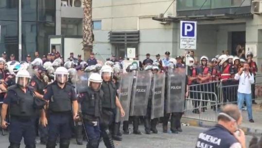 Protestuesit pranë Kuvendit, FNSH i bashkohet ‘Shqiponjave’ për shpërndarjen e tyre! Trafik i rënduar ‘në zëmër’ të kryeqytetit